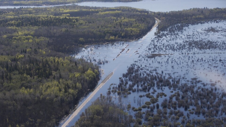 Une image aérienne d'une inondation à Whiteshell, au Manitoba, prise le 24 mai 2022.