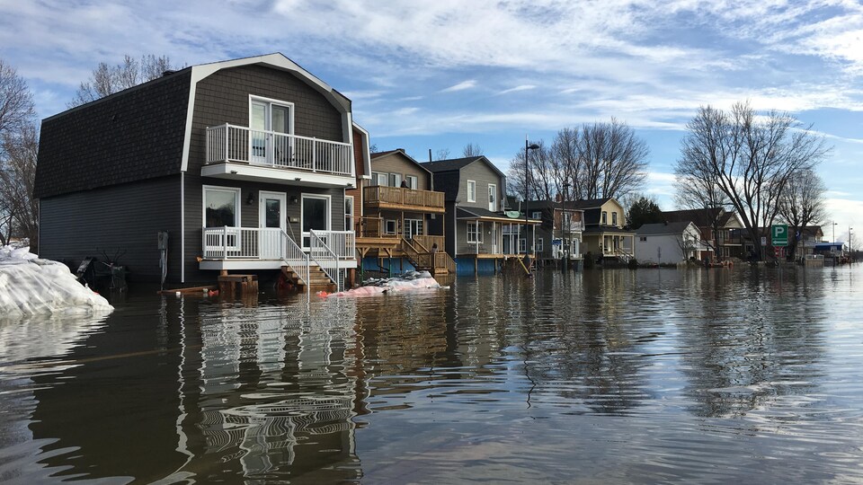 Une rangée de maisons touchées par les inondations.