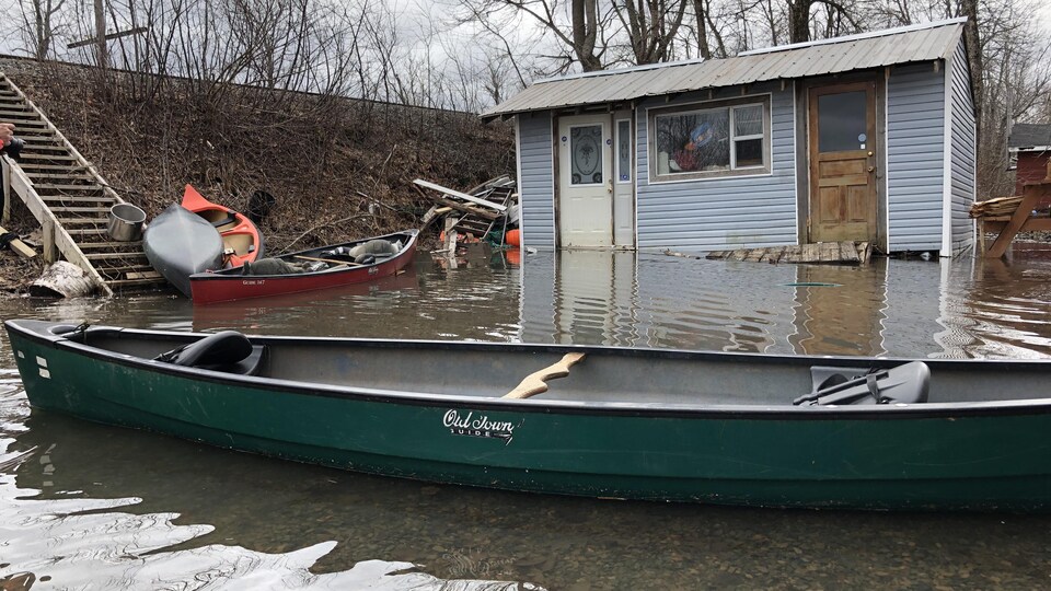 Canot devant une maison inondée à Grand Bay-Westfield le 28 avril 2019.