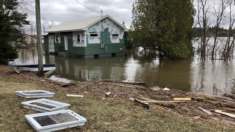 Maisons inondées et débris à Grand Bay-Westfield le 28 avril 2019.