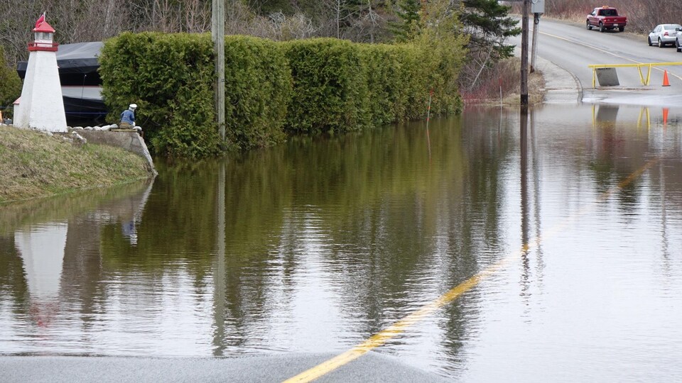 Rue inondée à Saint-Jean, Nouveau-Brunswick, le 28 avril 2019.