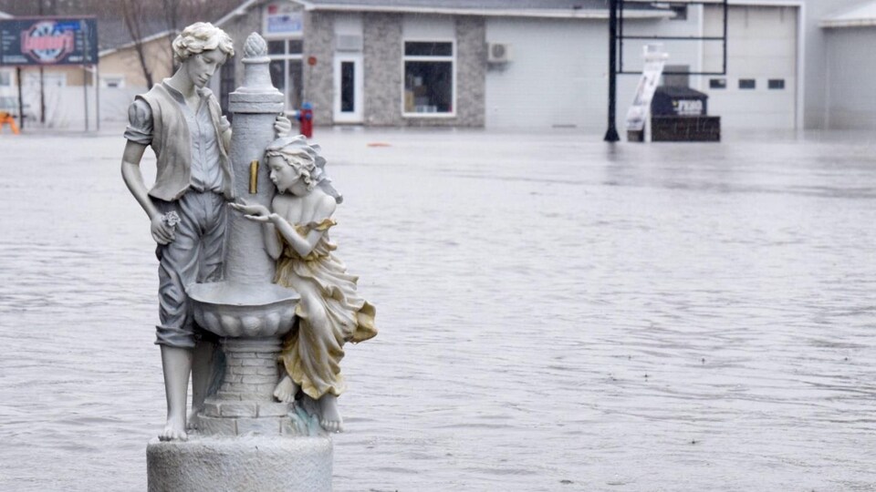 Inondations autour d'une statue à Fredericton, au Nouveau-Brunswick, le 23 avril 2019.