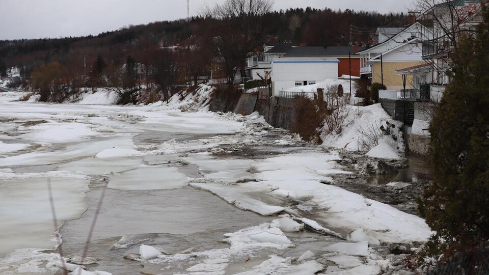 La situation est suivie de près à Beauceville, où des riverains de la rivière Chaudière pourraient être victimes d'inondations au cours des prochaines heures.