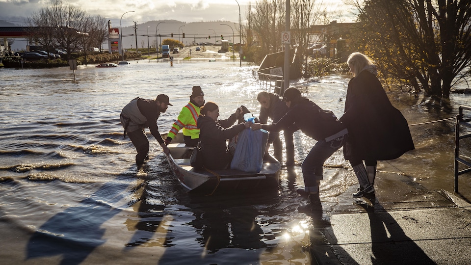 Des gens dans une barque lors d'inondations en C.-B.