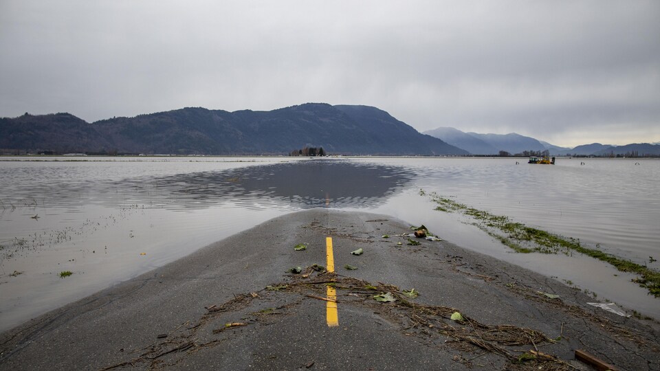 Une route inondée.
