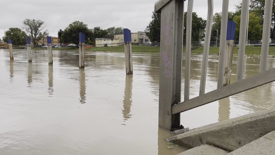 De l'eau déborde sur des trottoirs et un escalier.
