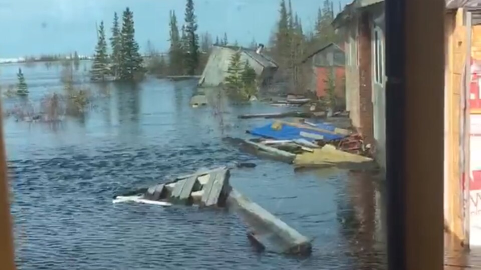 Inondations autour de châlets et maisons à Churchill, dans le nord du Manitoba.