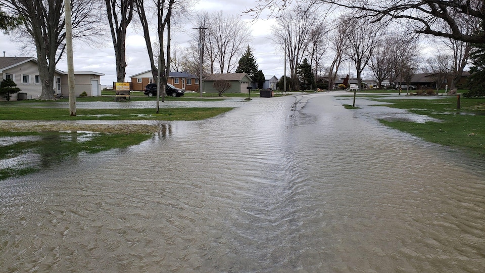 Une rue est inondée.