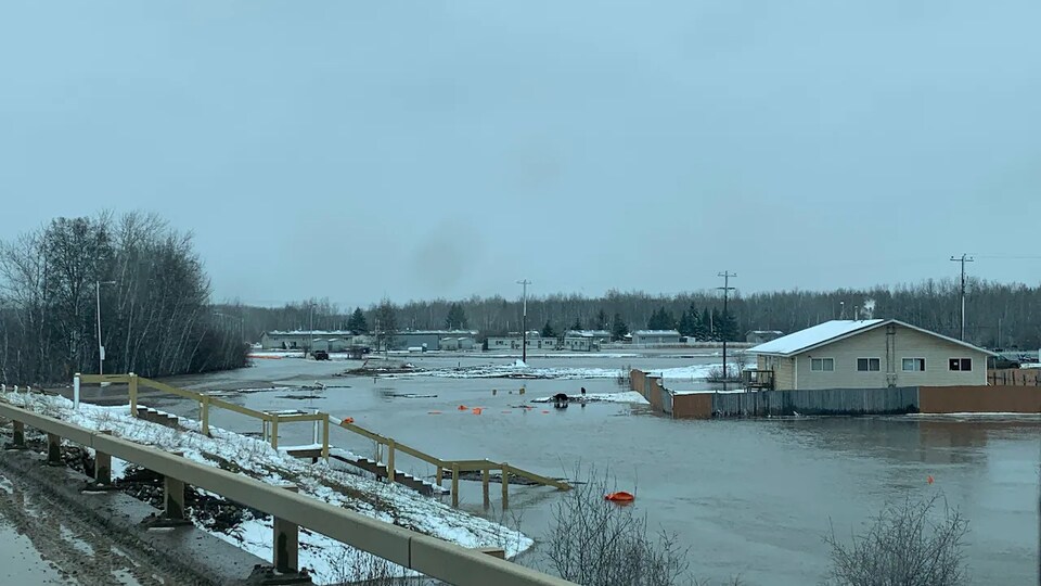 Des inondations dans le nord de l'Alberta entraînent l'évacuation de  centaines de maisons 