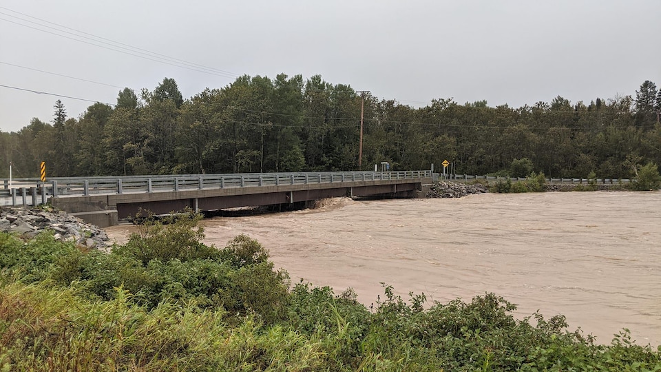 Le pont Bouchard, qui enjambe la rivière Dartmouth, menacé par le niveau élevé des eaux.