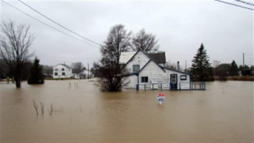 Deux maisons sont complètement entourées d'eau d'une inondation.