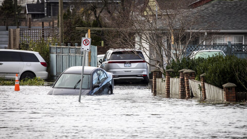 Une rue de Surrey, dans le Grand Vancouver, inondée.