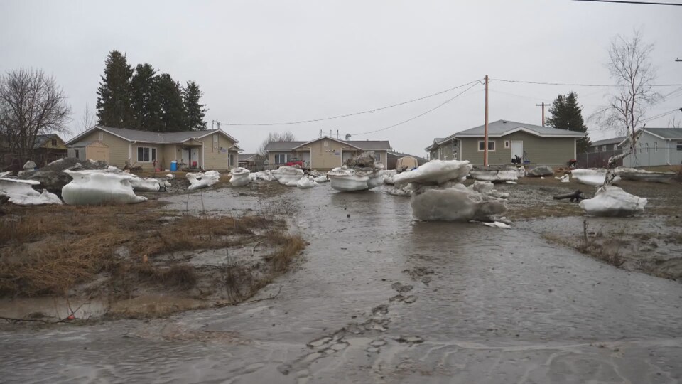 Des maisons sur un terrain récemment inondé.