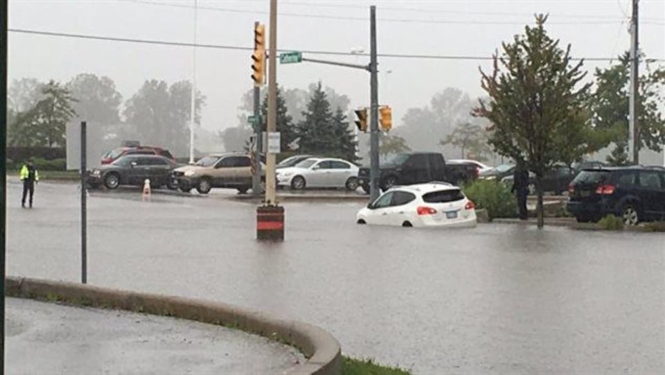 De fortes précipitations ont causé des inondations dans les rues de Windsor