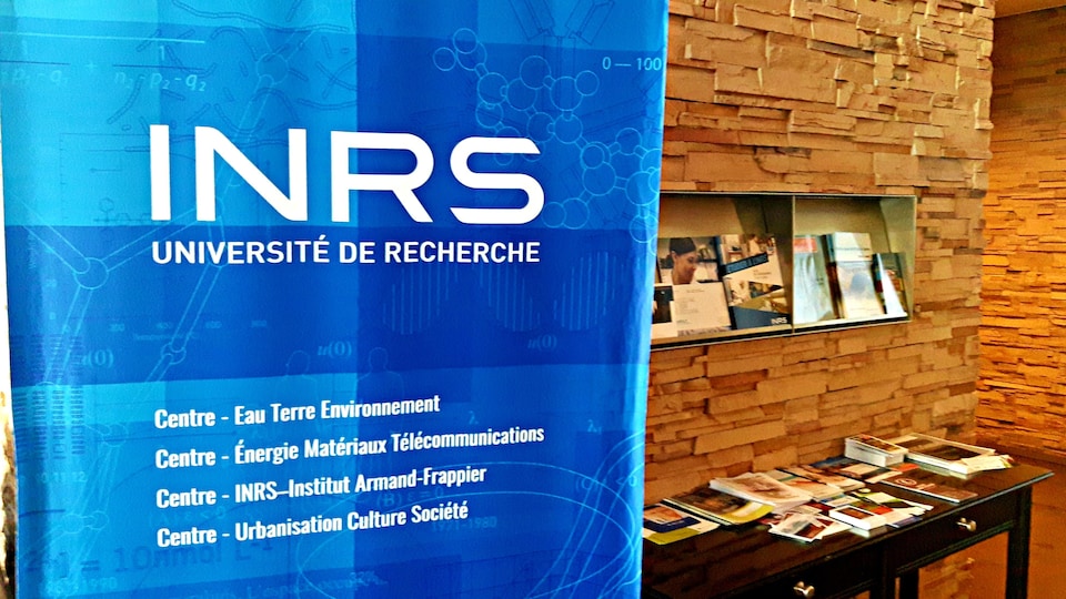 Une bannière de l'INRS dans le hall d'entrée