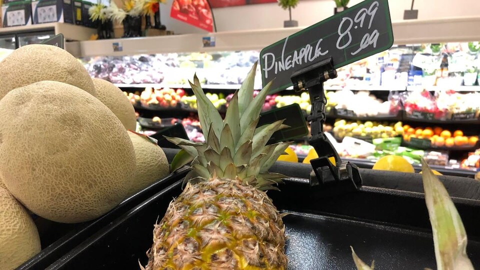 Un ananas à 8,99 dollars dans un supermarché du Nunavut.