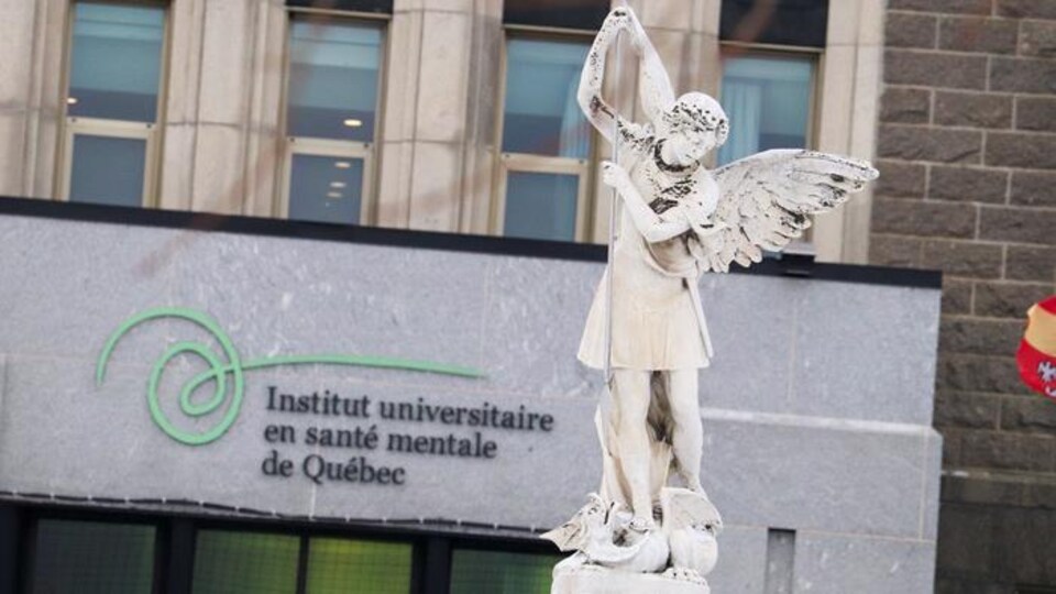 Une statue d'ange devant l'Institut.