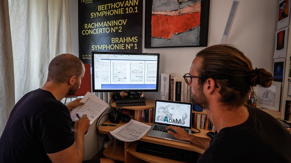 Guillaume Berney et Florian Colombo devant un écran.