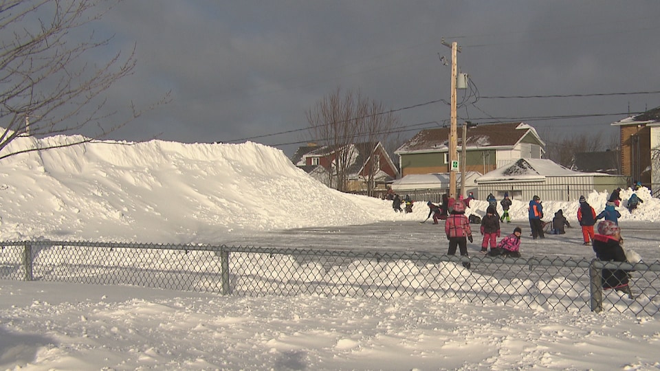 Des enfants qui jouent dehors l'hiver