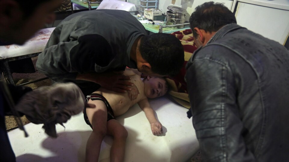 Un enfant reçoit des soins dans un hôpital syrien.