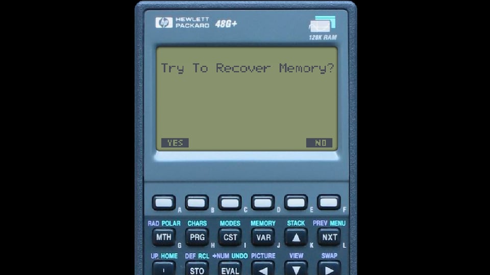 L'écran d'une vieille calculette indiquant la mention «Try to recover memory?». 