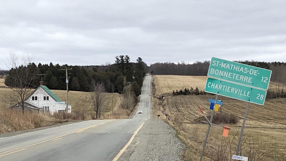 Pancartes de St-Mathias-de-Bonneterre et de Chartierville.