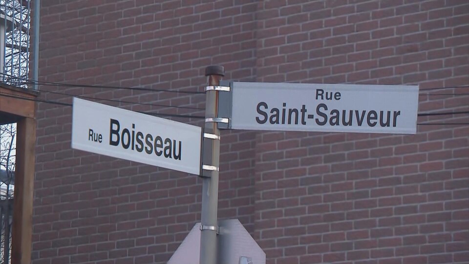 Pancartes indiquant l'intersection entre les rues Boisseau et Saint-Sauveur.