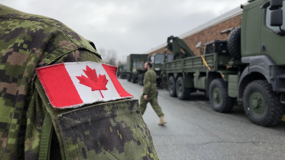 Des membres des Forces armées canadiennes font leurs préparatifs à Gatineau. 