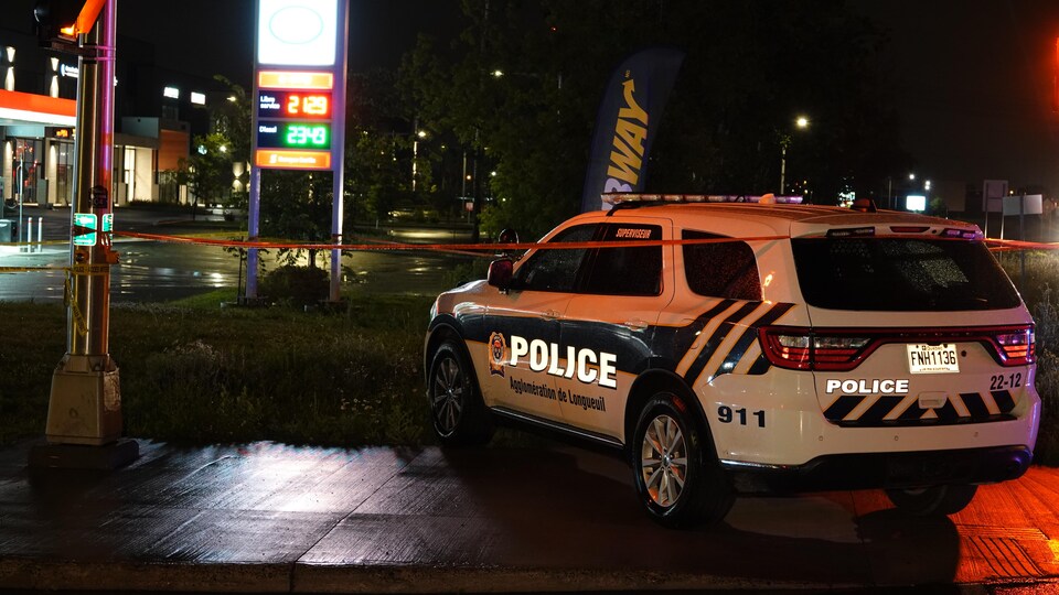 Un véhicule du Service de police de l'agglomération de Longueuil devant une station d'essence.