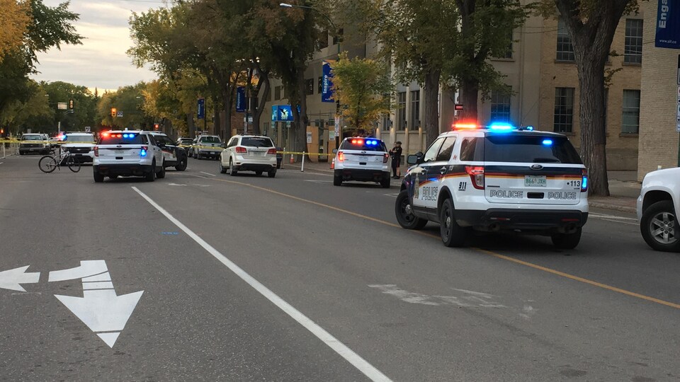Des voitures de policiers au centre-ville de Saskatoon.