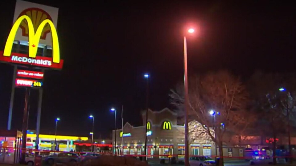 Un restaurant McDonald’s photographié de nuit.