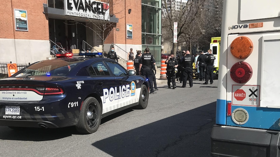 Une intervention policière au square Cabot à Montréal le 3 mai.
