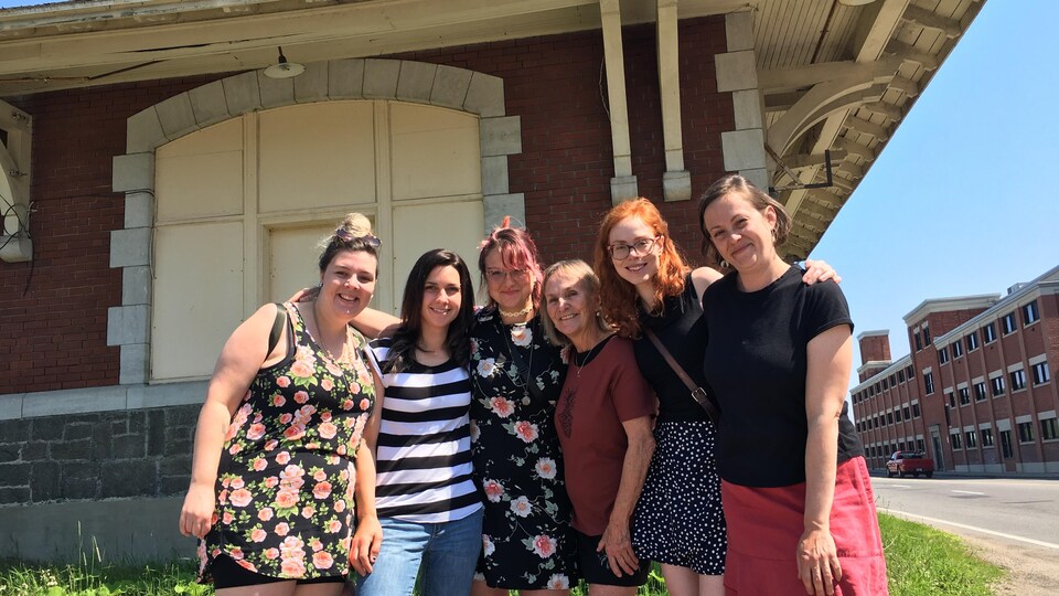 Six femmes posent devant la gare Canadien Pacifique de Shawinigan.