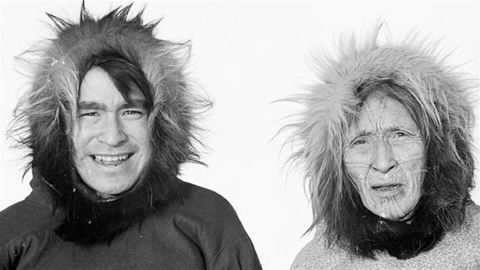 Roger Avrana et Taktogon, Kugluktuk, Nunavut, vers 1949-1950