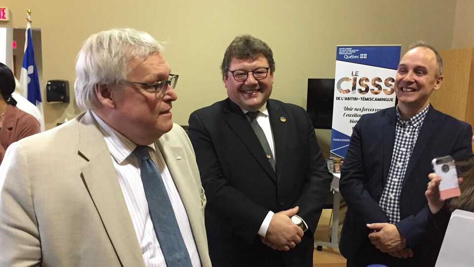 Le ministre de la Santé, Gaétan Barrette en compagnie du député d'Abitibi-Est Guy Bourgeois et du président-directeur général du CISSS-AT Yves Desjardins.