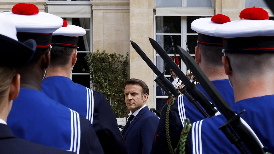 Emmanuel Macron facing the soldiers,