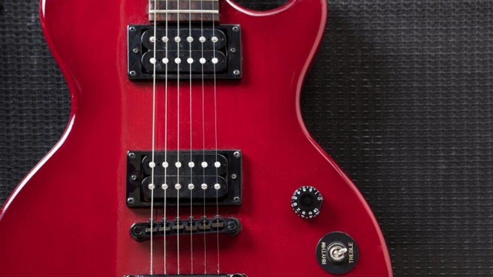 Une guitare électrique rouge