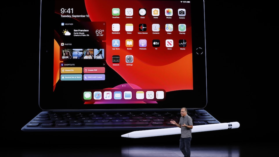 Greg Joswiak présente le nouvel iPad.