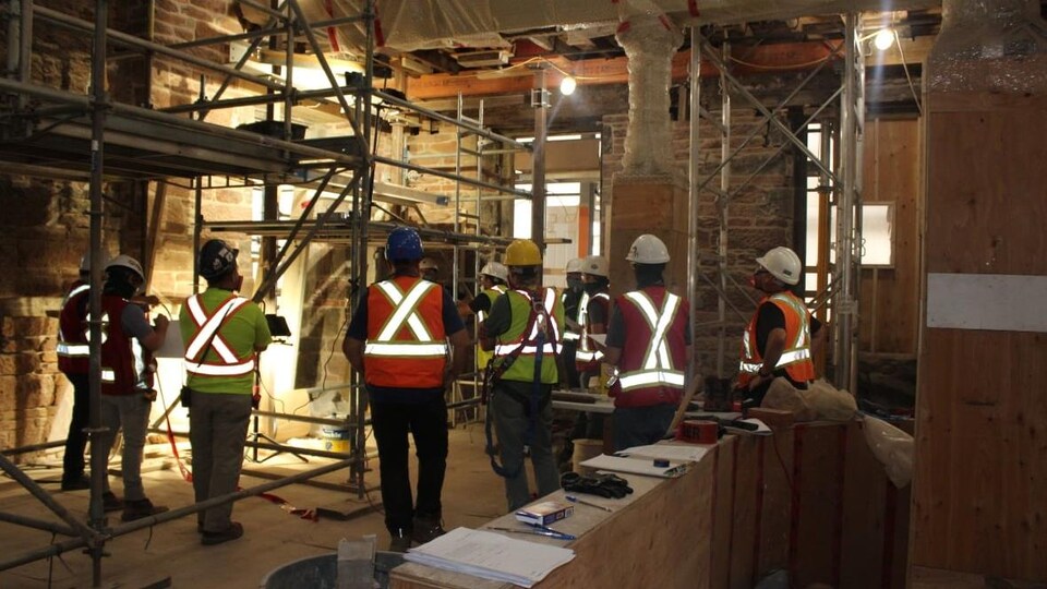 Des travailleurs de la construction à l'intérieur de la Province House en travaux.