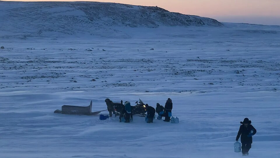 Des habitants d'Iqaluit se rassemblent sur la rivière Sylvia Grinnel gelée pour récupérer de l'eau potable