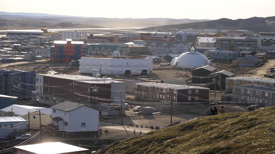 Une prise de vue d'Iqaluit, la capitale du Nunavut, depuis une colline, ce qui permet de voir une série d'immeubles.