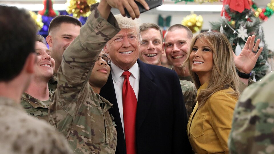 Donald Trump et sa femme Melania en compagnie de soldats américains en Irak.