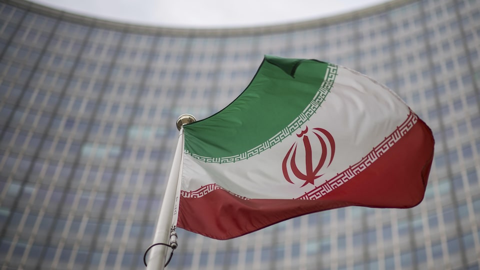 Le drapeau de l'Iran flotte devant l'Agence internationale de l'énergie atomique (AIEA).