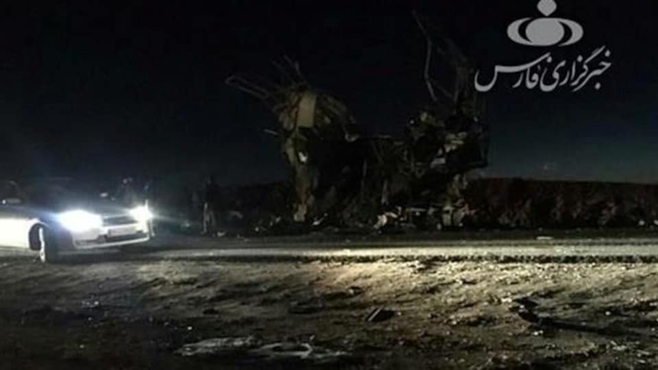Une voiture est vue sur le site de l'attentat suicide où 27 membres des Gardiens de la révolution ont été tués.