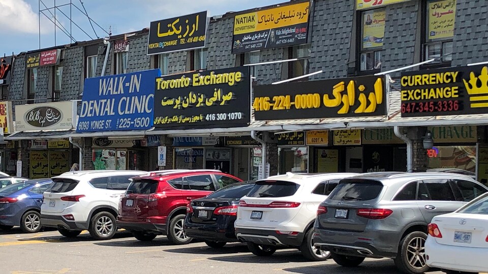 On voit une rangée de commerces dans la Petite Téhéran dans le nord de Toronto.