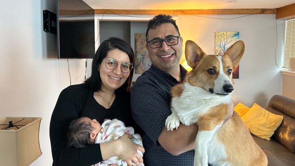 La photo d'Amir Abolhassani, avec sa femme, sa fille et son chien.