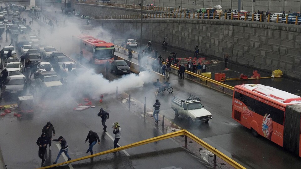 La police iranienne tente de disperser des manifestants dans les rues de Téhéran.