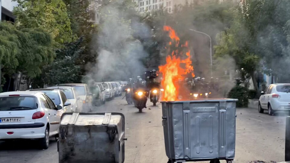 Des poubelles incendiées.