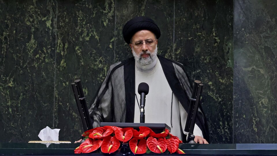 Un homme portant turban et barbe, le nouveau président iranient élu Ebrahim Raïssi.