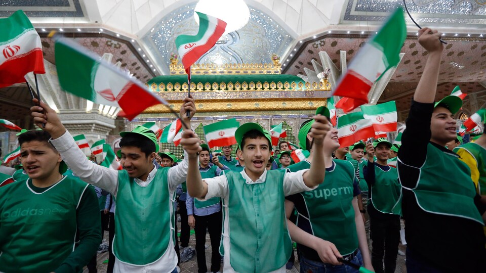 Des élèves avec des drapeaux de l'Iran